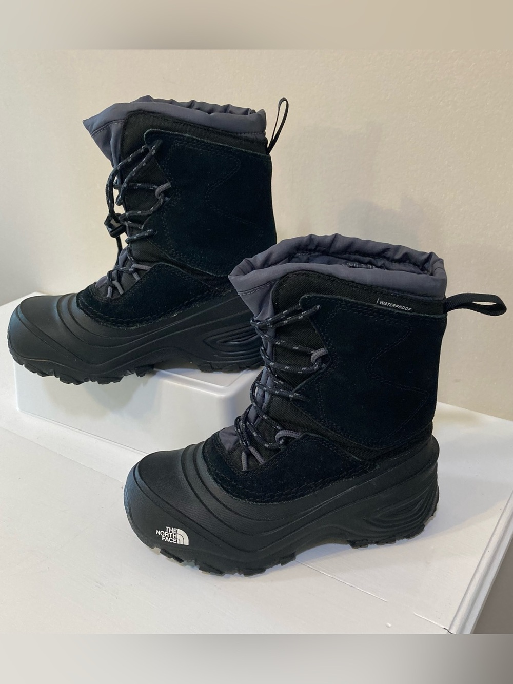 The North Face Alpenglow V Kids Boots Sz 1 Waterproof Insulated Black Grey